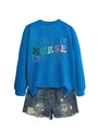Detail von blauem Krankenschwester-Sweatshirt mit Seitenschlitz und Distressed-Denim-Shorts - S / Seeblau
