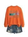 Nahaufnahme des orangefarbenen Sweatshirts mit buntem NURSE-Buchstaben-Print-Design - S / Orange