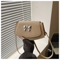Detail van beige PU-leren schoudertas met zilveren strik-sluiting en handige overslag - Khaki
