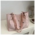 Détail du sac cabas rose avec textures plissées et breloques papillon en argent - Rose