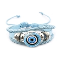 Primer plano de una pulsera multicapa de cuero trenzado azul con dije de Ojo Turco azul - Estilo Azul 12