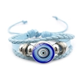 Primer plano de una pulsera azul del Mal de Ojo con cuero trenzado y cuentas plateadas - Estilo Azul 10