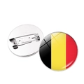 Badge drapeau Belgique avec dôme en verre, base en métal argenté et épingle de sûreté - Style Belgique