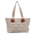 Sac fourre-tout beige matelassé avec patchs fleur en cuir et grandes anses - Blanc
