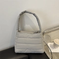 Bolso de hombro acolchado gris claro con costuras horizontales y asa integrada suave - Gris