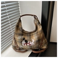 Bruine geruite hobo tas met hondenprint en zilveren metalen ringvormige hardware details - Donkerbruin
