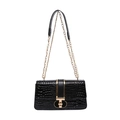 Bolso de solapa negro brillante con relieve de cocodrilo y cierre de oro en T - Negro