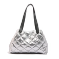 Silberne Stepp-Shopper-Tasche mit Metallic-Finish und schwarzen Schulterriemen - Silber