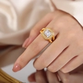 Vergoldeter Ring mit eckigem weißem Zirkonia, Halo-Fassung und gedrehtem Seil-Design - US 7 / Weiß