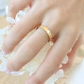 Elegante gouden titanium stalen ring met uniek getextureerd schubbenontwerp - Maat 7 (US 7) / Goud