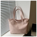 Detail van lichtroze tote bag met geometrische stiksels bij de vensterbank - Roze