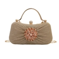 Elegante goldene Abendtasche mit Plissee, Kristallblume und Metall-Kettenriemen - Gold