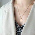 Collier à pendentif rectangulaire doré avec motifs de licorne et de cœur en relief - Or Rose Plaque Carrée (46+5cm)