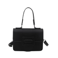 Borsa a mano quadrata nera minimalista in pelle opaca con fibbia tono su tono su sfondo bianco - Nero