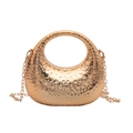 Roségoldene halbrunde Abendtasche aus Metall mit Hammerschlag-Struktur und Kette - Gehämmerte Textur Stil / Stil 1 Gold