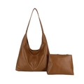 Vintage Hobo-Taschen-Set in Karamell aus Leder mit passender Reißverschluss-Clutch auf Weiß - Braun