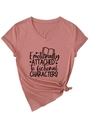 Détail du t-shirt rose à col en V avec imprimé texte et nœud latéral élégant - Or Rose (Police Noire)