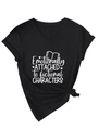 Détail d'un t-shirt noir col V avec imprimé graphique et nœud élégant sur le devant - Noir (Police Blanche)