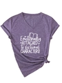 Détail du t-shirt violet à col en V avec texte graphique et nœud sur le côté - Violet (Police Blanche)