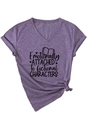 Détail du t-shirt violet à col en V avec texte graphique et nœud élégant sur l'ourlet - Violet (Texte Noir)
