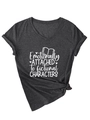 Détail d'un t-shirt gris col V avec imprimé graphique et détail noué sur le côté - Gris Chiné (Police Blanche)