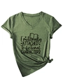 Gros plan du t-shirt vert foncé à col en V avec imprimé graphique et nœud à la taille - Vert Olive (Police Noire)