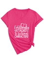 Détail d'un t-shirt fuchsia à col en V avec imprimé et nœud à l'ourlet de devant - Rose Rouge (Texte Blanc)