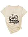 Dettaglio della t-shirt beige con scollo a V, scritta grafica nera e orlo annodato - S / Stile Orlo Annodato (3812) / Sabbia
