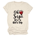 Detail van Oh Sip It's a Girl's Trip print en wijnglasafbeelding op beige katoenen T-shirt - S / Zandkleur