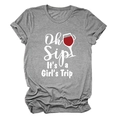Detail van grijs T-shirt met ronde hals en 'Oh Sip It’s a Girl’s Trip' wijnafdruk - S / Donkergrijs (Witte Letters)