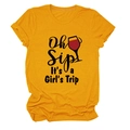 Detail van de Oh Sip It's a Girl's Trip print op een mosterdgeel katoenen T-shirt - S / Mosterdgeel