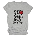 Dettaglio dello slogan Oh Sip It's a Girl's Trip e stampa di bicchiere su t-shirt grigia - Taglia S / Grigio chiaro