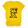 Dettaglio della stampa 'Oh Sip It's a Girl's Trip' su t-shirt in cotone giallo da donna - Taglia S / Giallo