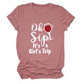 Dettaglio della scritta Oh Sip It's a Girl's Trip su una maglietta in cotone rosa - Taglia S / Oro Rosa (Font Bianco)