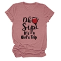 Dettaglio della scritta Oh Sip It's a Girl's Trip e stampa calice su t-shirt rosa - Taglia S / Oro Rosa (Carattere Nero)