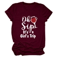 Dettaglio della maglietta in cotone bordeaux con stampa bianca Oh Sip! It's a Girl's Trip - Taglia S / Rosso Vino (Carattere Bianco)