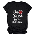 Dettaglio della stampa Oh Sip It's a Girl's Trip con calice su T-shirt nera in cotone - Taglia S / Nero (Lettere Bianche)