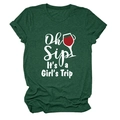 Dettaglio della stampa Oh Sip It's a Girl's Trip su t-shirt in cotone verde scuro - Taglia S / Verde Retrò (Font Bianco)