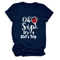 Dettaglio della maglietta blu scuro in cotone con stampa Oh Sip It's a Girl's Trip - Taglia S / Blu Notte (Font Bianco)