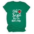 Dettaglio della t-shirt verde smeraldo con stampa Oh Sip It's a Girl's Trip e calice - Taglia S / Verde Scuro