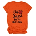 Dettaglio della stampa 'Oh Sip It's a Girl's Trip' su una maglietta in cotone arancione - Taglia S / Arancione