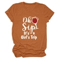 Dettaglio dello slogan Oh Sip It's a Girl's Trip e grafica del bicchiere su t-shirt arancione - Taglia S / Arancio Bruciato (Carattere Bianco)