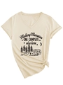 Dettaglio maglietta beige scollo a V con stampa camping e nodo alla moda sul davanti - S / Sabbia (Stampa Nera)