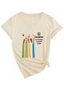 Dettaglio maglietta beige con scollo a V e stampa artistica 'Imagine all the people' - S / Sabbia (Grafica Nera)