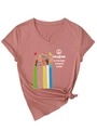 Detailansicht des V-Ausschnitt T-Shirts mit Friedens-Print und modischem Knotendesign - S / Roségold (Weiße Grafik)