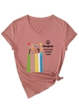 Detail eines mauvefarbenen T-Shirts mit V-Ausschnitt, Friedensprint und Saumknoten - S / Roségold (Schwarze Grafik)