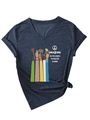 Detailansicht des V-Ausschnitt-Shirts mit Friedensgrafik und seitlichem Knoten - S / Marineblau (Weiße Grafik)