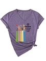 Detail eines V-Ausschnitt-T-Shirts mit Friedensprint und stilvollem Knotensaum in Lila - S / Lila (Schwarze Grafik)