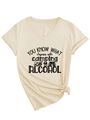 Dettaglio della t-shirt beige con scollo a V, stampa camping e nodo in vita - S / Sabbia (Carattere Nero)