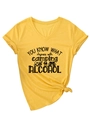 Dettaglio della t-shirt da campeggio gialla con scollo a V, maniche rimboccate e nodo - S / Giallo (Carattere Nero)